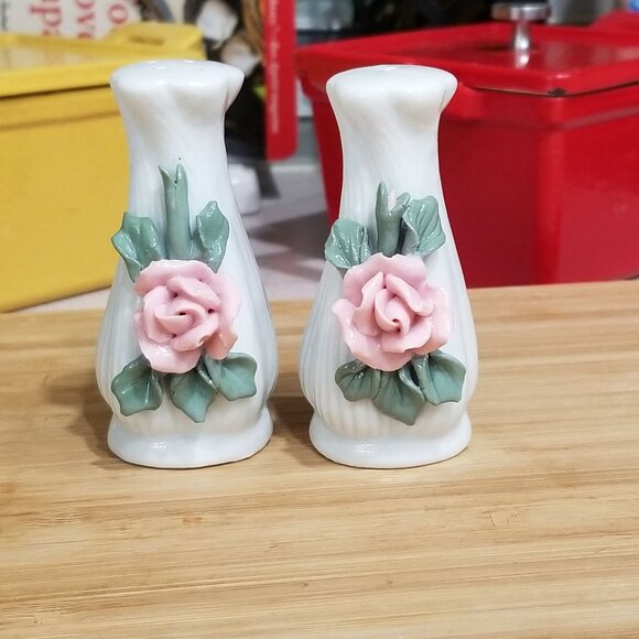 Vintage Porcelain Floral Rose Relief‎ 3D Embellished Salt Pepper Shaker Set - Picture 9 of 9